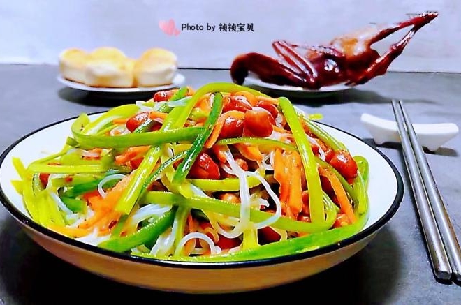 粉丝花生米拌蒜苗