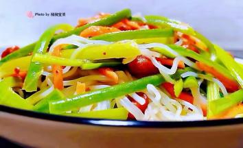 美味爽口的凉拌蒜苗粉丝花生米装入盘中就大功告成了