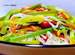 美味爽口的凉拌蒜苗粉丝花生米装入盘中就大功告成了
