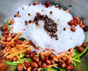 放入调味料自制辣椒油、糖、醋、盐、味精