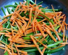 胡萝卜切成丝放入容器中