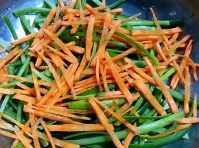 胡萝卜切成丝放入容器中