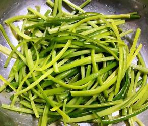 蒜苗每根一分为二撕开这样易入味