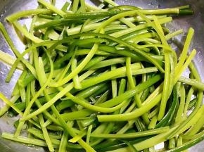 蒜苗每根一分为二撕开这样易入味