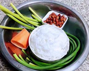 准备原材料蒜苗摘去两端洗净胡萝卜去皮洗净花生米在油中炸至变色酥脆粉丝在开水中煮熟后立即捞出放入冷水中过凉再沥干水份备用