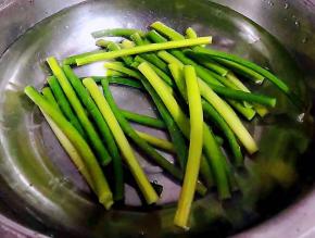 焯好水的蒜苗立即放入冷水中过凉这样口感更佳