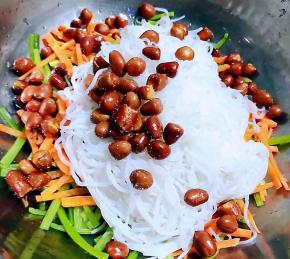 放入粉丝和炸花生米