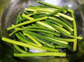 处理好的蒜苗沥干水份备用