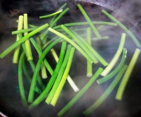 锅中烧开水放入蒜苗焯水断生至变色