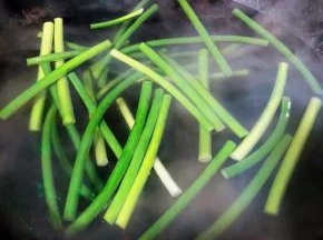锅中烧开水放入蒜苗焯水断生至变色