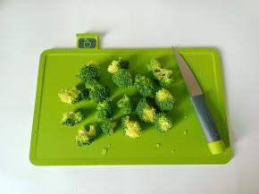 西兰花清洗干净切小块。