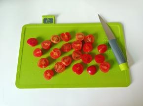 小番茄对半切开 。