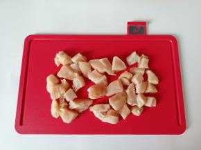 鸡胸肉撕去薄膜，切成小方块。