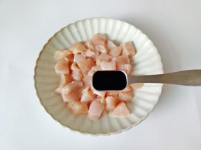 把鸡胸肉放入碗里，加上蚝油一勺。