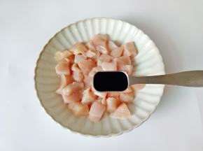 把鸡胸肉放入碗里，加上蚝油一勺。
