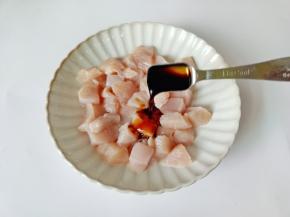 加入生抽一勺。