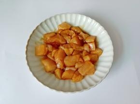 戴上手套给每一块鸡胸肉按摩一下，腌制15分钟左右。