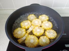 锅里水开放入玉米焯水至八成熟，捞出控水。