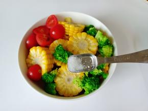 把玉米，西兰花，土豆，小番茄放入碗里，加入适量的细盐。