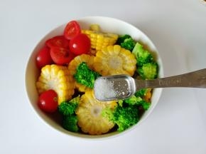 把玉米，西兰花，土豆，小番茄放入碗里，加入适量的细盐。