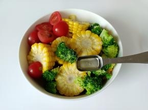 加上两勺食用油，用筷子把它们拌均匀。