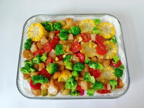 把所有食材都码放到网中。