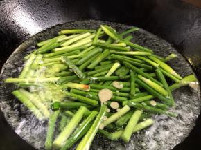 加入蒜苔大火煮开