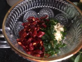 加入花椒粒和干辣椒碎