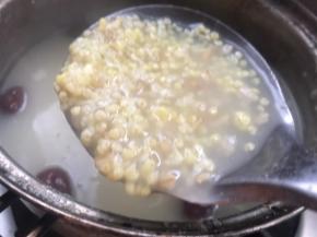 小米熬煮至浓稠粥状