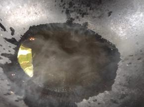 锅中烧菜籽油至冒烟