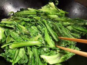 加入莴笋叶子，大火，快速拌散开