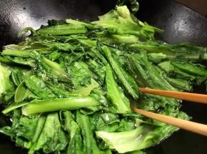 加入莴笋叶子，大火，快速拌散开