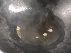 锅中烧菜籽油至冒烟