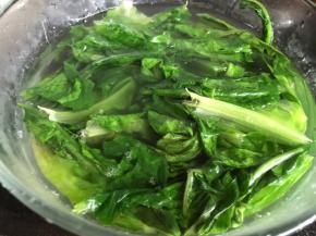 煮沸腾后捞出。放入凉开水中浸泡一会儿