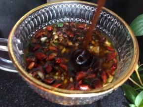 加入所有的调料拌匀