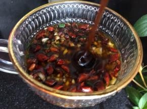 加入所有的调料拌匀