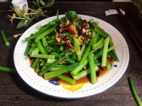 把拌好的料汁倒在上面