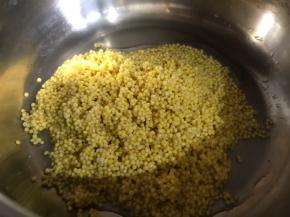 小米洗净，放入锅中