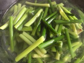 放入凉开水中浸泡一会儿