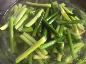 放入凉开水中浸泡一会儿