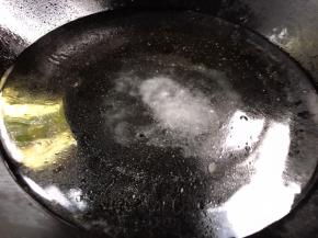 起锅烧开水，加入少许盐和油