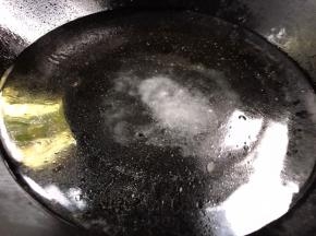 起锅烧开水，加入少许盐和油