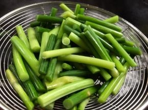 煮至蒜苔断生，捞出沥干水分