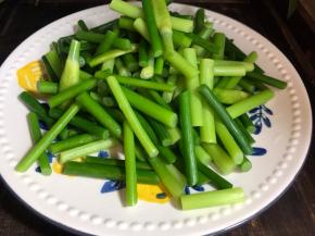 捞出蒜苔，沥干水分装入盘中