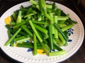 捞出蒜苔，沥干水分装入盘中