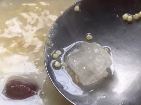 加入冰糖，继续煮10分钟