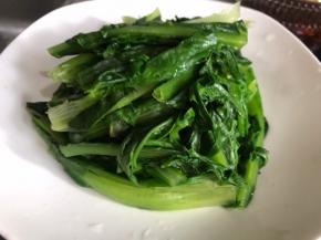 莴笋叶子捞出沥干水分，装入盘中