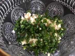 葱姜蒜末装入碗中