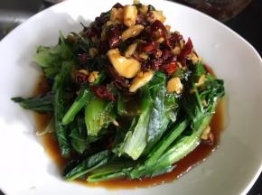 把拌好的料汁倒在上面