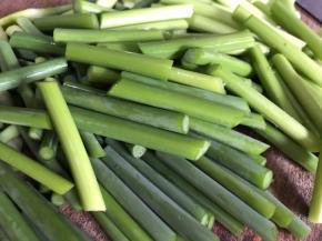 蒜苔洗净切成小段